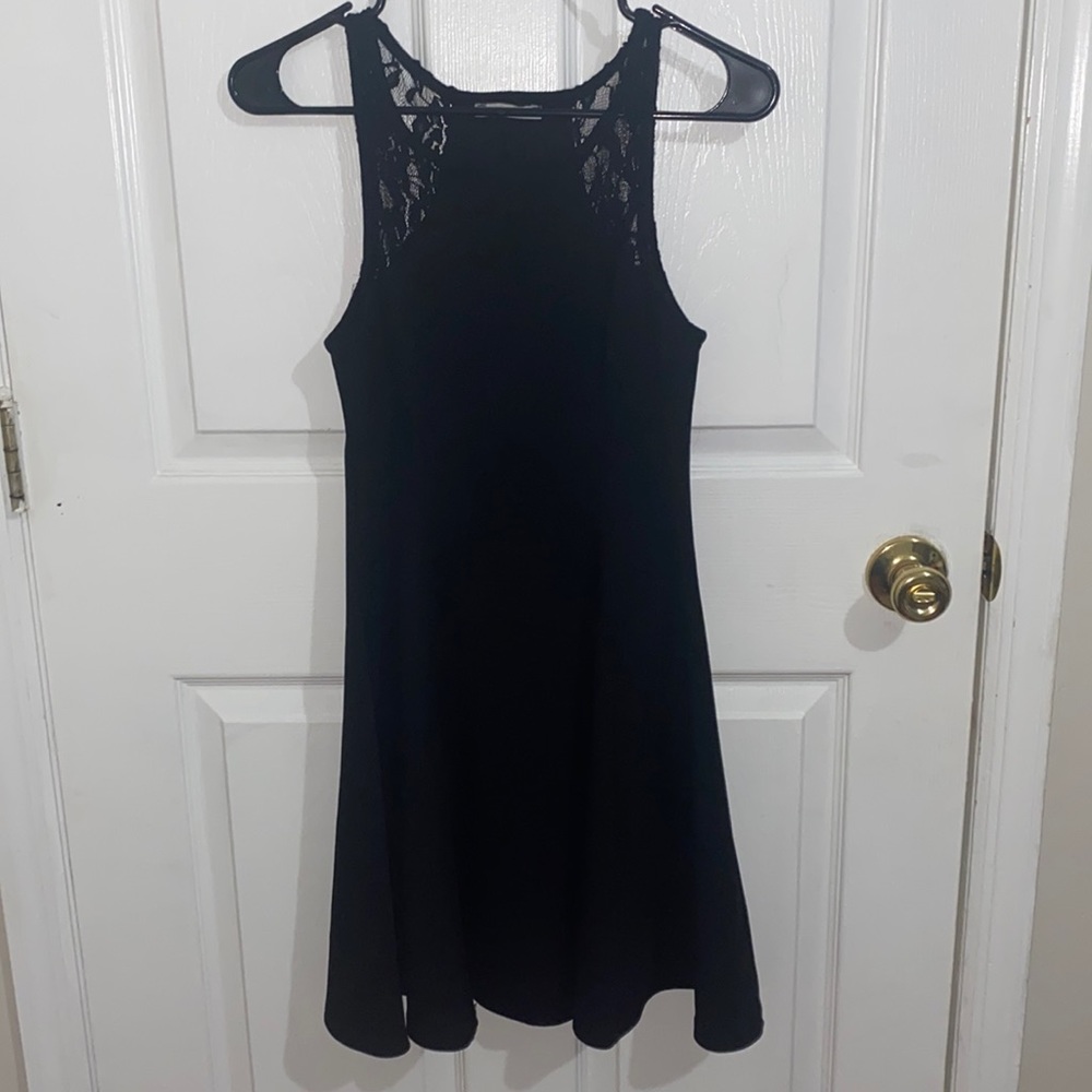 Black dress, side s